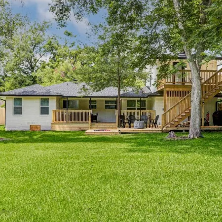 Stylish main-level home in historic downtown Brenham—walking distance to shops!