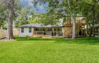 Stylish main-level home in historic downtown Brenham—walking distance to shops!