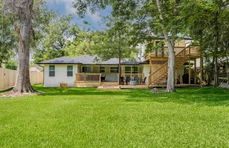 Stylish main-level home in historic downtown Brenham—walking distance to shops!