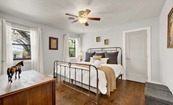 Das Weinhaus Pool & Hot Tub - Walk to Main St