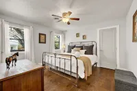 Das Weinhaus Pool & Hot Tub - Walk to Main St