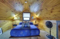 Secluded Cresco Cabin w/ Deck + Forest Views! - Parkplatz