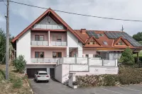 SISTERS Haus Hotel Garni فنادق في 