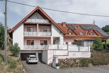 SISTERS Haus Hotel Garni Отели в г. Гемайнде Лойперсдорф бай Фюрстенфельд