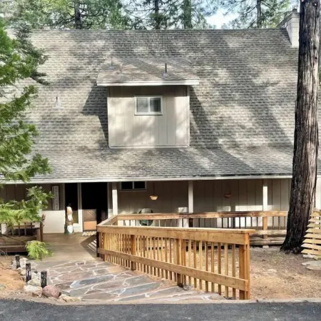 Bright and Cozy Cabin in Blue Lake Springs