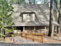 Bright and Cozy Cabin in Blue Lake Springs