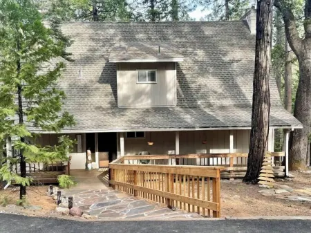 Bright and Cozy Cabin in Blue Lake Springs