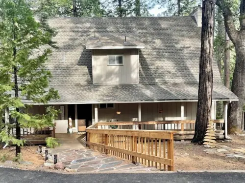 Bright and Cozy Cabin in Blue Lake Springs
