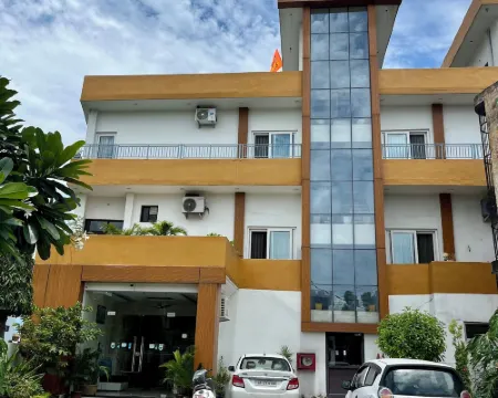 Hotel Guru Surbhi Hotele w: Paonta Sahib
