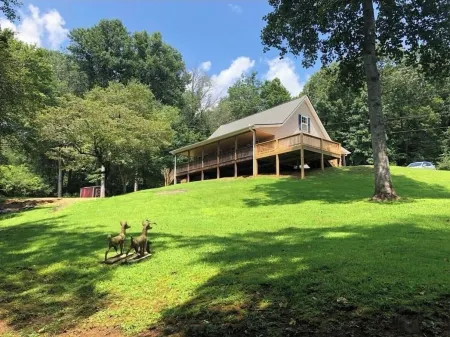 A Restful Creekside Getaway