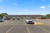 Days Inn by Wyndham Winona - parking