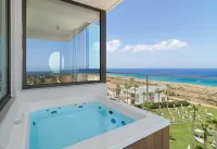 Leonardo Crystal Cove Hotel & Spa – Adults Only - vasca da bagno