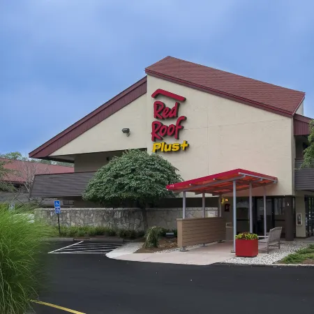 Red Roof Plus+ West Springfield Отели рядом с достопримечательностью «Арена и конференц-центр «Массмучуал Сентер»»