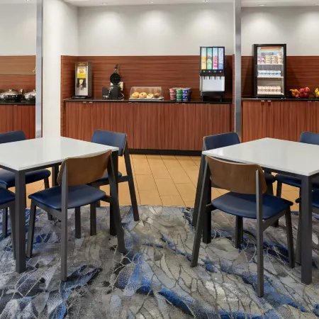 Fairfield Inn & Suites Charlotte Airport Отели рядом с достопримечательностью «Библиотека Билли Грэма»