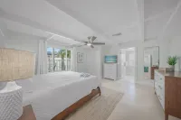 Newly Renovated Large 4BR w/ Pool - Walk to Gated beach - 4 stjerner
