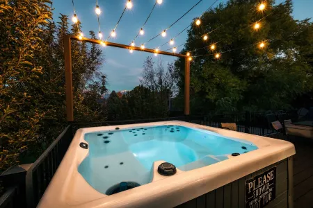 Hot tub/ Mountain View, Beautiful home near to ski resorts! 🏔️ 🛀