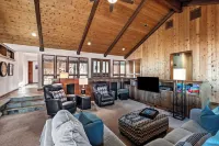 Beautiful, large, private home in Fox Acres- huge patio w/ gorgeous views! Hotels in Red Feather Lakes