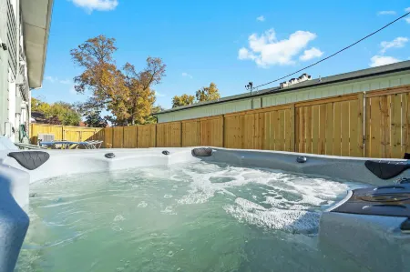 Branson Downtown Beauty - 4 Bdr Home Sleeps 15