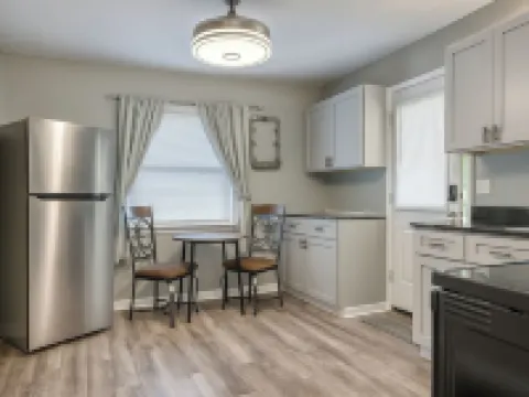 Cozy 2Br Home: with Lake Access & Work Space Hotels in Springfield Township