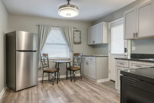 Cozy 2Br Home: with Lake Access & Work Space Hotels in Springfield Township