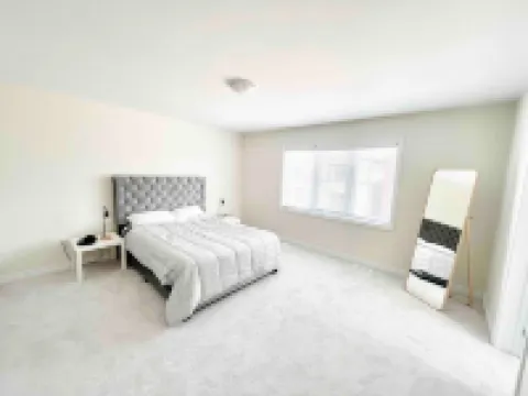 ทู อะเจเซนต์ โฮมส์ วิธ 8 เบดรูมส์