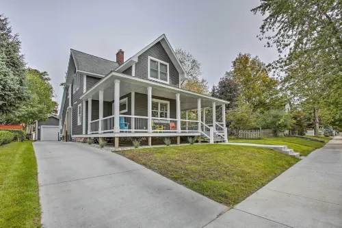 < 1 Mi to Dtwn Ludington: Bright Lower-Level Unit - parkir