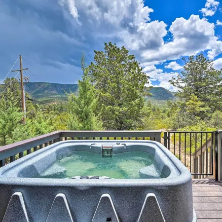 Hot Tub & Views: 'Mountain High Pines Retreat' Отели в г. Пайн