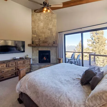 Hot Tub & Mtn Views! Luxury Angel Fire Getaway