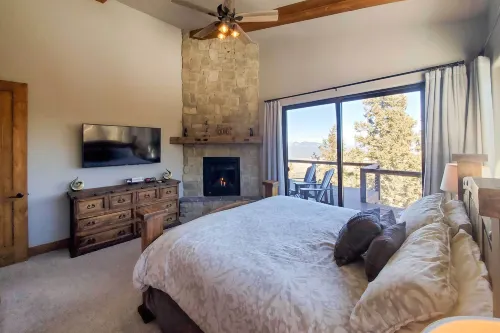 Luxury Ski-in/Out Getaway w/ Hot Tub & Views! - WiFi