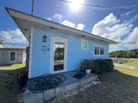 Charming 2bedroom cottage with AC, WiFi,Two-minute walk to beach.Island getaway! Hotel di 