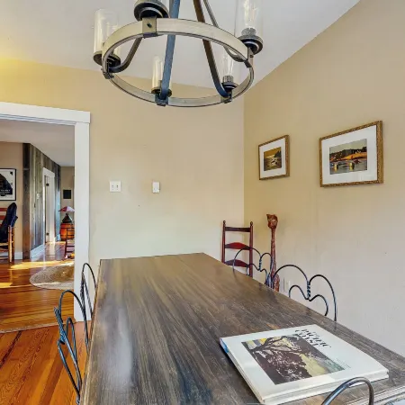 4BR House w/ Kitchen, Jetted Tub, Wifi + gas Grill