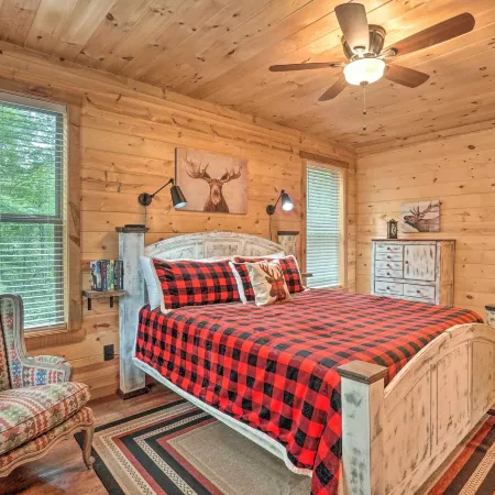 Peaceful Cabin on 3 Private Acres Deck and Fire Pit