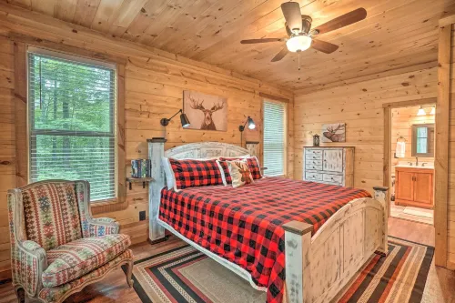 Peaceful Cabin on 3 Private Acres Deck and Fire Pit - parking