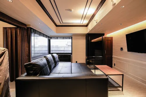 Lloyd's Hakata - Condos