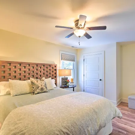 1 Mi to Town: Chalet-Style Highlands Retreat
