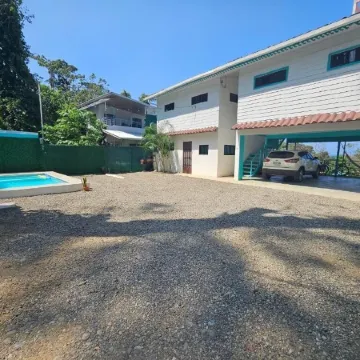 Ocean's Breeze Apartment and Rooms