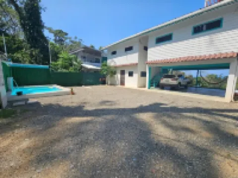 Ocean's Breeze Apartment and Rooms