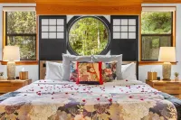 Volcano Tea House Cottage - Spa Bath, Hot Tub, and Fireplace with Japanese Decor
