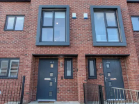 Modern 2-bed House In Swinton - Private Parking Hotels in Swinton