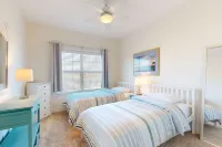Cozy Island Townhouse W/screened Porch, Shared Pool, & Serene Pond Views -  Ferienhäuser
