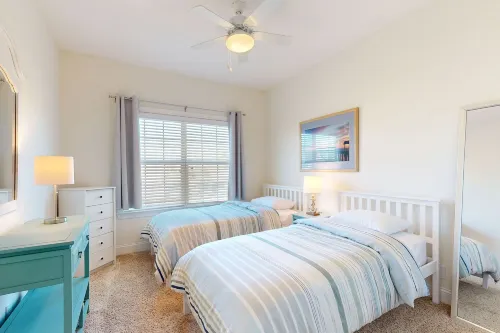 Cozy Island Townhouse W/screened Porch, Shared Pool, & Serene Pond Views - Villaer