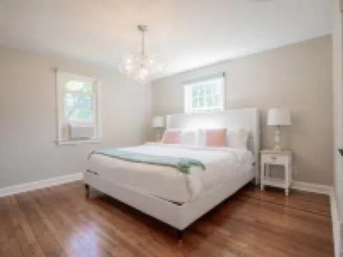 Family Cottage with 4 King Beds Hotels in Norwalk