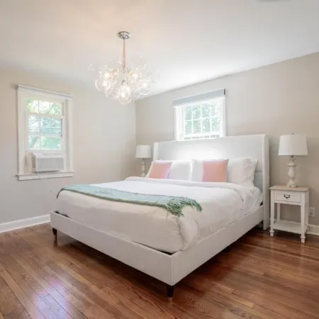 Family Cottage with 4 King Beds