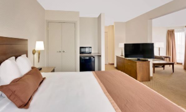 Ramada by Wyndham Kamloops - Housity