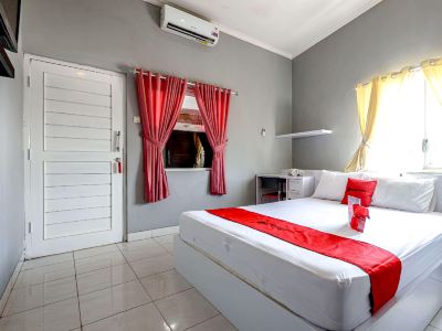 RedDoorz Near Solo Square 3
