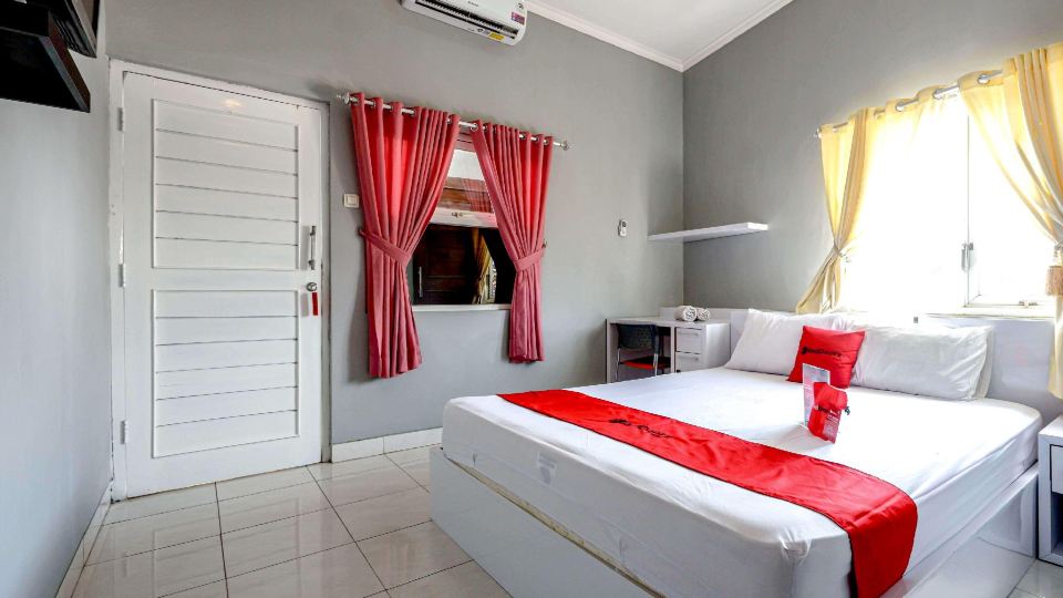 RedDoorz Near Solo Square 3