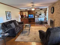 Park Manor on two wooded acres close to golf, OKC Zoo, Remington Park, OKANA - Homestays