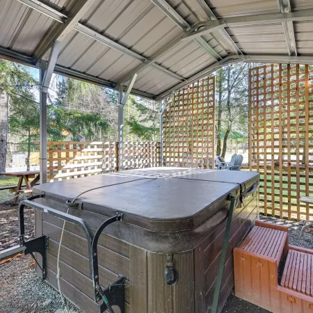 Cozy Ashford Home - 5 Mi to Rainier Natl Park!