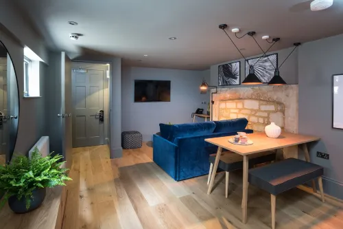 Hiding Space - Trim Street Apartments - Hot Tub