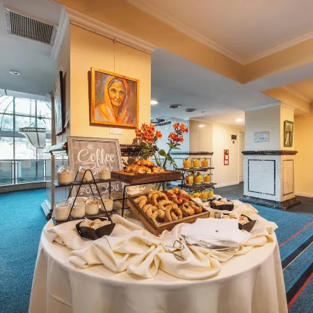 Pestana Buenos Aires Отели рядом с достопримечательностью «Театр «Колон»»